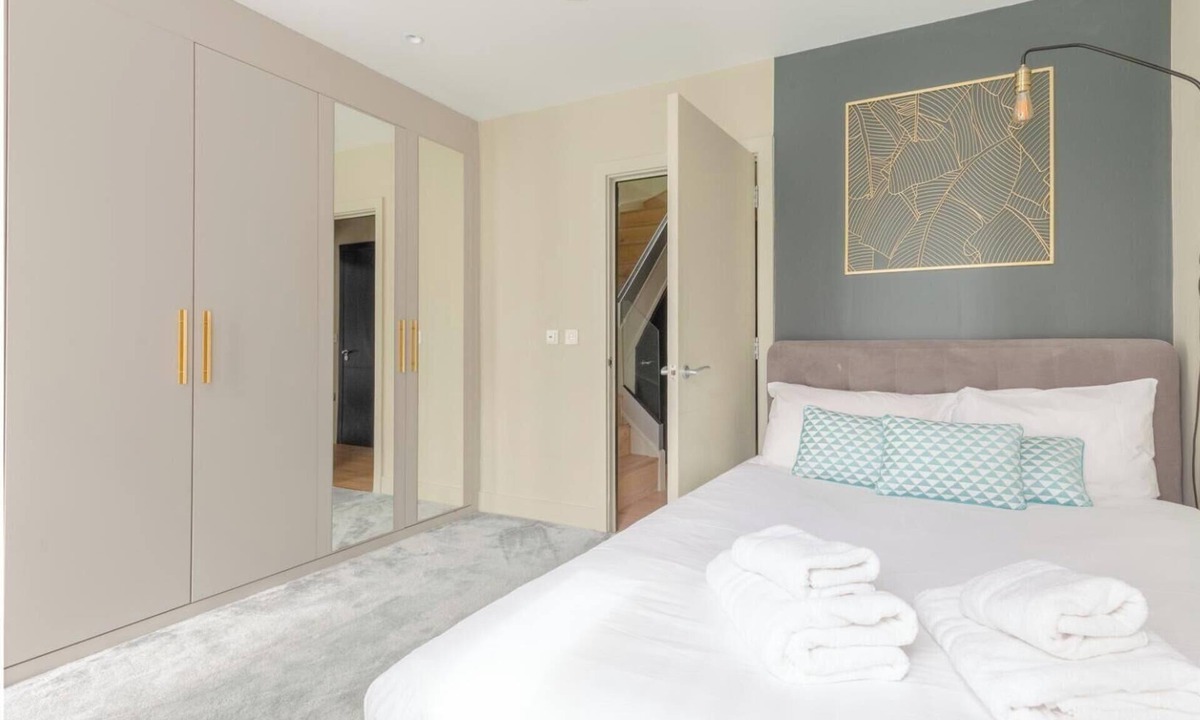 Queen's Park Apartment | Chic 2BD Flat with Roof Terrace, Ladbroke Grove