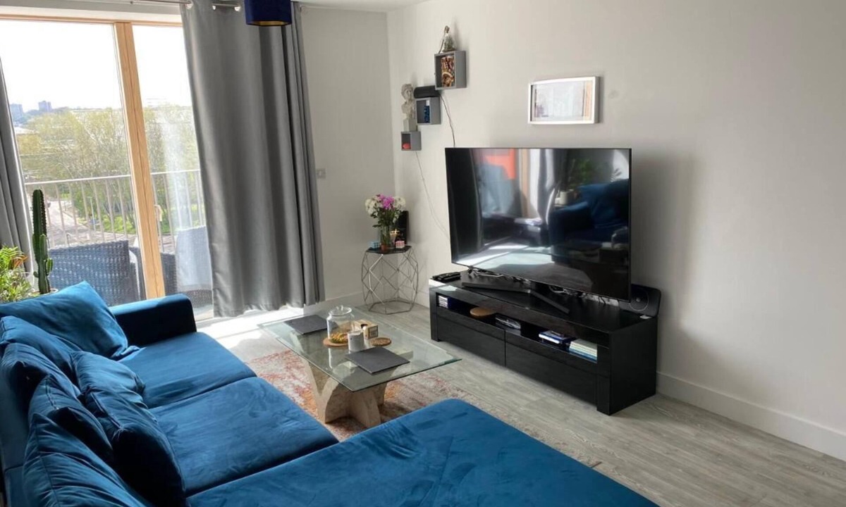 Greenwich Apartment | Cosy Riverside apartment - 5 min walk from the Thames with a large balcony.