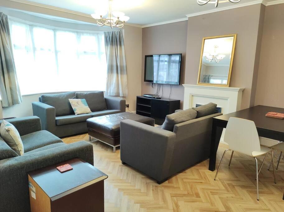 London Borough of Bromley House | Large 3 Bedroom House with free on site parking