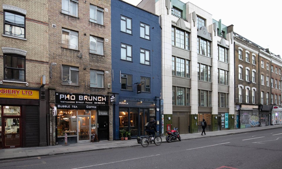 Spitalfields Apartment | New Build Shoreditch Studio nr Aldgate East Station, by Blueground