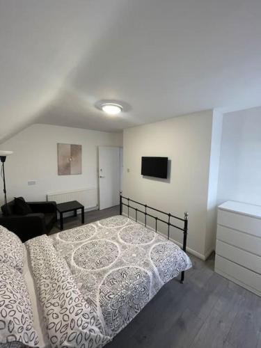 Broad Green Apartment | Opal - Executive London Flat
