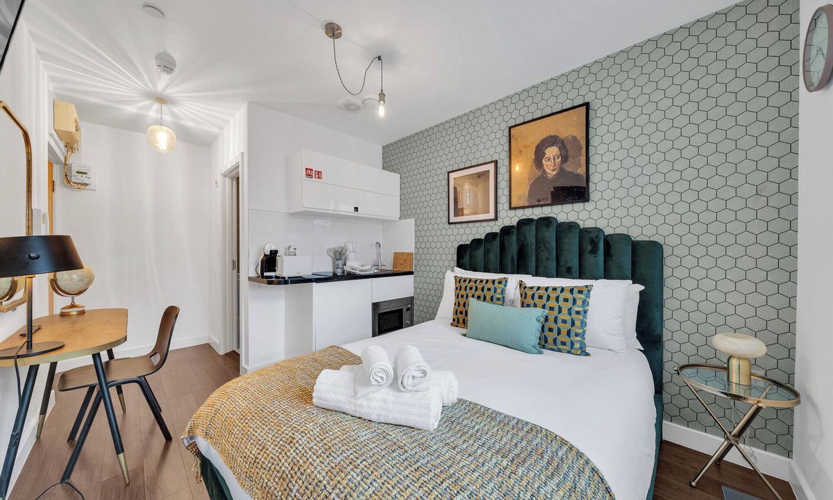 Barbican Apartment | Premier Studio Bliss: Your Perfect Central Stay!
