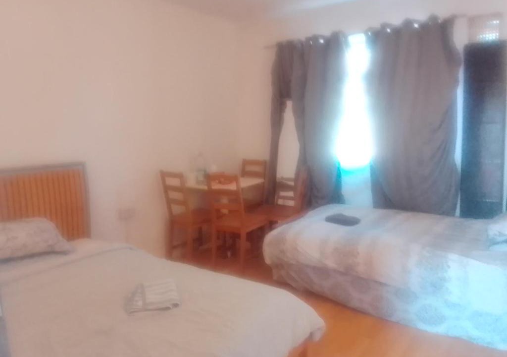 Lea Bridge House | Private rooms/Self catering with free parking