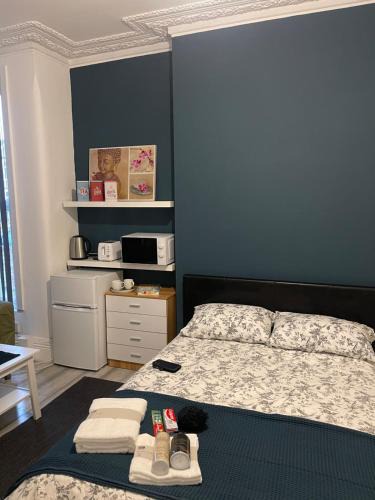 Seven Kings House | Rehman House GROUND FLOOR Studio 2 EXCLUSIVE USE OF PRIVATE BATHROOM & FREE PARKING