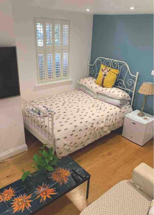 Victoria House | Stylish Modern Studio, Mock Georgian House, Heart of Trendy Hackney & London