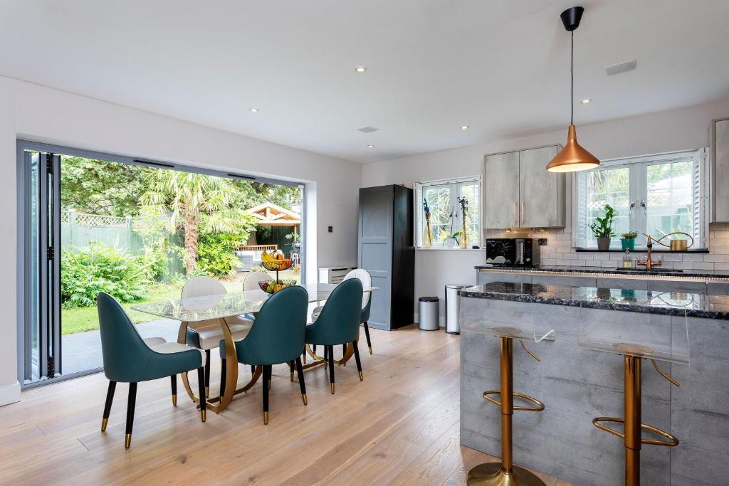 North Acton House | Veeve - Luxe Hideaway