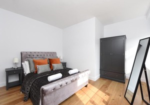 Charming Two Bed Balcony Apartment at Chelsea London