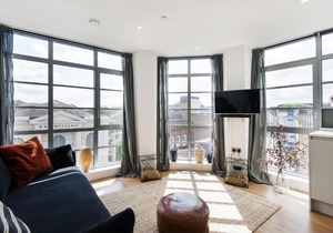 Panoramic Peckham Home by the Overground Station