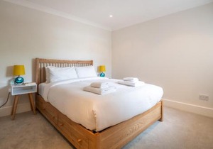 Pleasant Putney home close to the tube station by UndertheDoormat