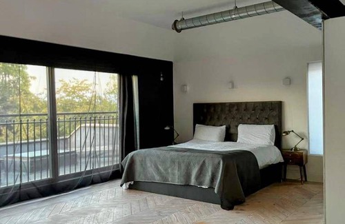 Winchmore Hill House | 300 m² House ∙ 8 bedrooms ∙ 27 guests