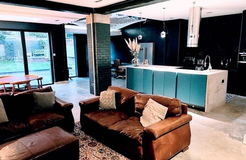 Winchmore Hill House | 300 m² House ∙ 8 bedrooms ∙ 27 guests