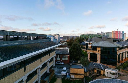 London Borough of Hounslow Apartment | 99 m² Apartment ∙ 3 bedrooms ∙ 6 guests
