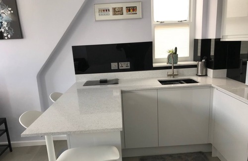 Pembridge Apartment | Elegant Simple Design - Apt in West London
