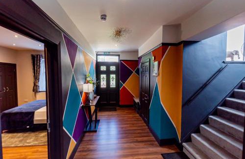 Heathrow Villages House | London Heathrow Airport- Spacious 6-Bedroom Home Sleeps 10
