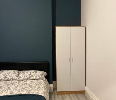 Seven Kings House | Rehman House GROUND FLOOR Studio 2 EXCLUSIVE USE OF PRIVATE BATHROOM & FREE PARKING