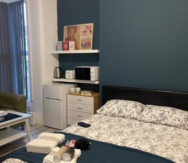 Seven Kings House | Rehman House GROUND FLOOR Studio 2 EXCLUSIVE USE OF PRIVATE BATHROOM & FREE PARKING