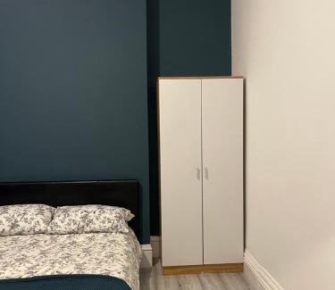 Seven Kings House | Rehman House GROUND FLOOR Studio 2 EXCLUSIVE USE OF PRIVATE BATHROOM & FREE PARKING