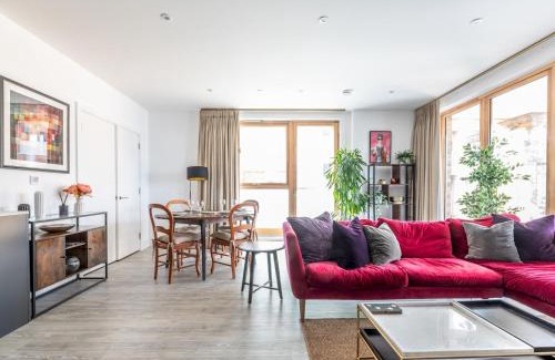 Abbey Wood Apartment | Stylish 3 Bed 2 Bath Flat Lake Views Parking Pass the Keys