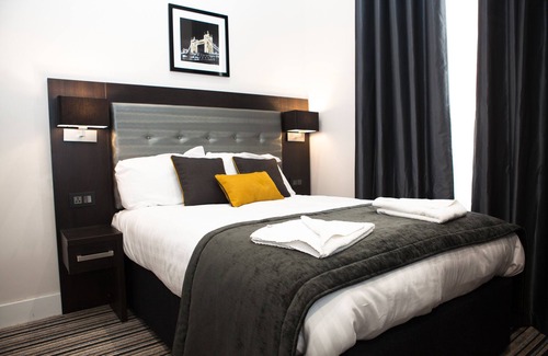 Warwick Hotel | The Tudor Inn Hotel