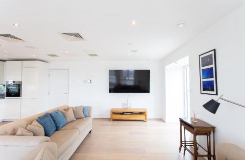 Clapham Apartment | 2 Bed 2 Bath Penthouse With Amazing Views with Free Parking