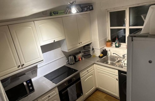 Eltham West House | 2 Bed Flat - Sleeps 4 - Parking - Garden - Wifi