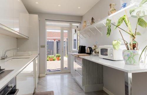 Chase Apartment | 2-Bed Flat with Free Parking by Lee Valley Park