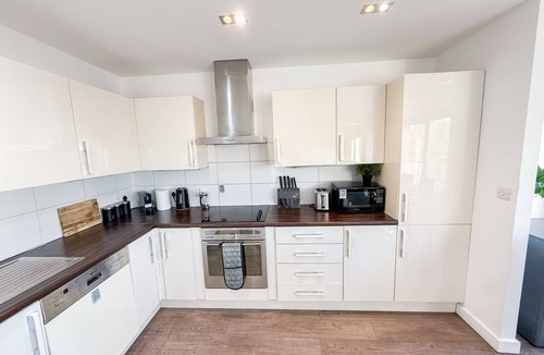 Hoxton Apartment | 3-Bed Hoxton Apt near Shoreditch w/Balcony & Lift