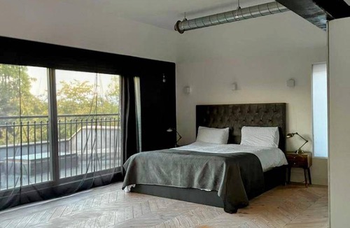 Winchmore Hill House | 300 m² House ∙ 8 bedrooms ∙ 27 guests