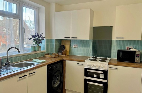 Canning Town South Apartment | 5 minutes to Canning Town Station. Your Cosy Get-away