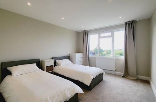 Addiscombe Apartment | 80 m² Apartment ∙ 4 bedrooms ∙ 10 guests