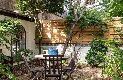 Redcliffe Apartment | A Chelsea Retreat - 2 Bedroom with Garden and Parking