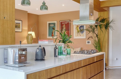 Redbridge House | Birdies Nest | Golf-Side Retreat in Wanstead, Perfect London Getaway