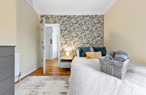 Hoe Street House | Charming 3BR Near Tube - Walk To Cafes, Lloyd Park - Copeland 3BR Combo