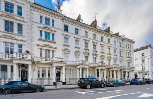 Warwick Apartment | Cozy flat with patio in the Heart of Pimlico