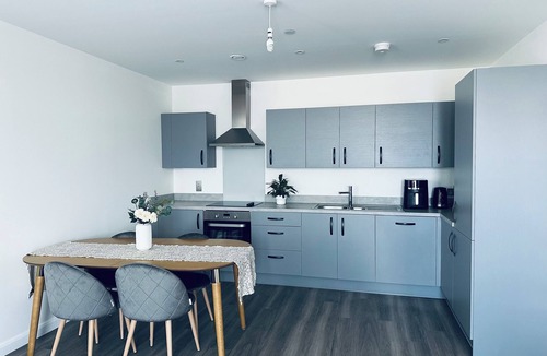 Botwell Apartment | Female-Only En-Suite Double Room in Modern Apartment