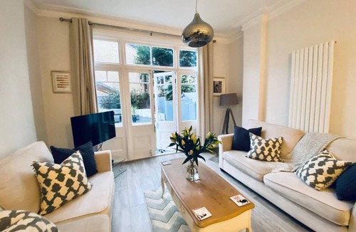 Hillrise Apartment | Gorgeous garden flat in Highgate with ping pong table!