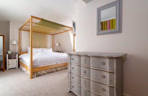 Chelsea House | GuestReady - Glamorous essence in Chelsea