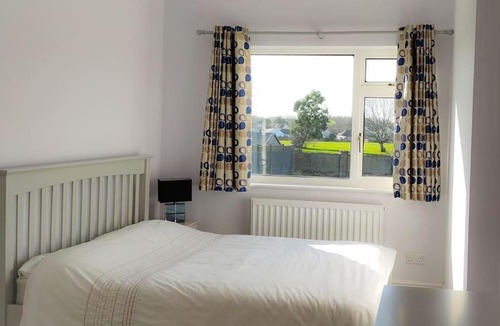 London Borough of Bromley House | Large 3 Bedroom House with free on site parking