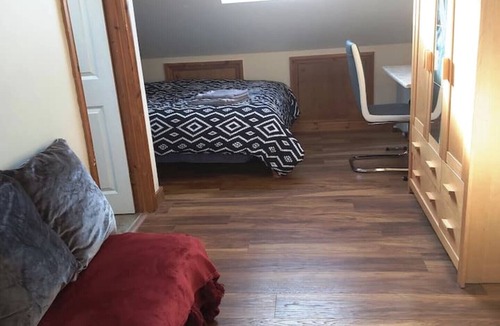 Thornton Heath Apartment | Loft Space with private bathroom and mini kitchen