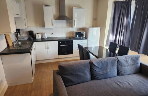 Addiscombe Apartment | London 2 Bed Sleeps 5 to 6 Netflix Family Friendly