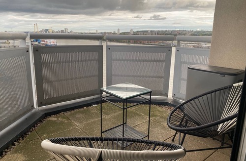 Royal Docks Apartment | London Riverside Apartment-2 Bed-freep-balcony