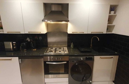 Harrow Apartment | Luxurious Flat 19min from London, 7min to station!