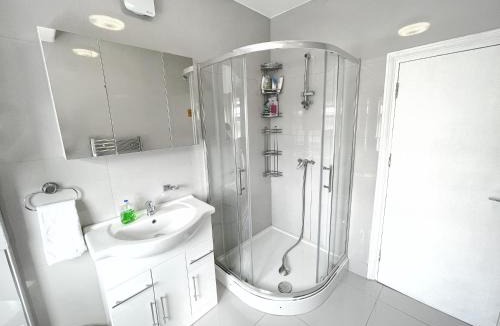 East Ham South House | Luxurious House near Excel- Air Conditioning, 9 Beds, 2 Baths, Garden, fast WiFi