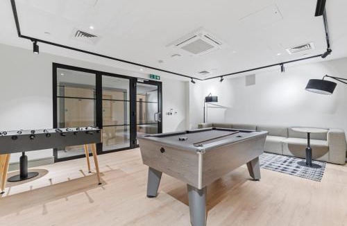 Coombe Hill Apartment | Luxury Apartment - West Wimbledon with Cinema & Game Room, Gym, Parking