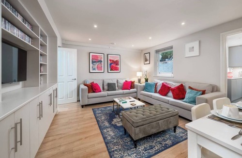 Redcliffe Apartment | Niru Experience Stunning Duplex Apt