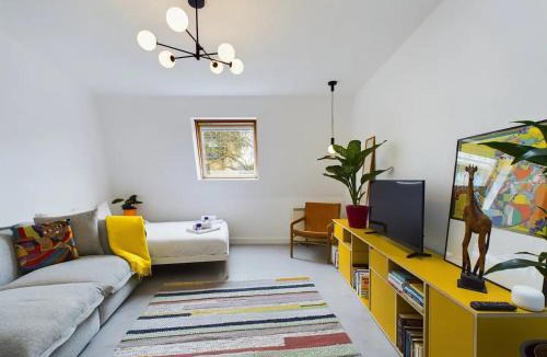 Victoria Apartment | Pass the Keys Stylish and Modern 2Bed 2Bath Hackney Apartment