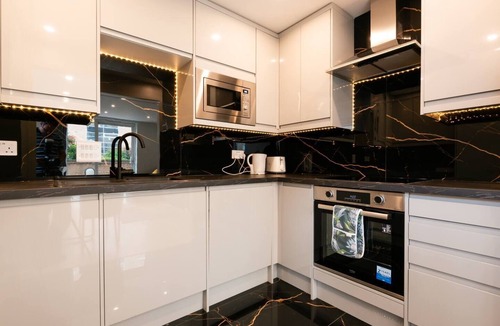 Feltham West Apartment | Peaceful, Stylish Oasis 2 minutes from Station| Pass the Keys