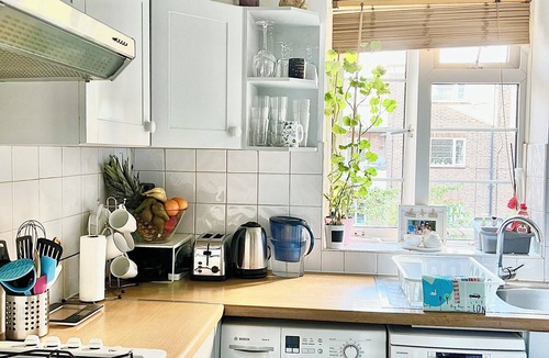 Mapesbury Apartment | Place to Chill, Zone 2, London. 5 min Walk from Tube. Great Connectionsn