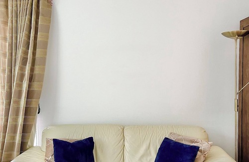 Mapesbury Apartment | Place to Chill, Zone 2, London. 5 min Walk from Tube. Great Connectionsn