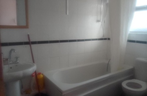 Lea Bridge House | Private rooms/Self catering with free parking